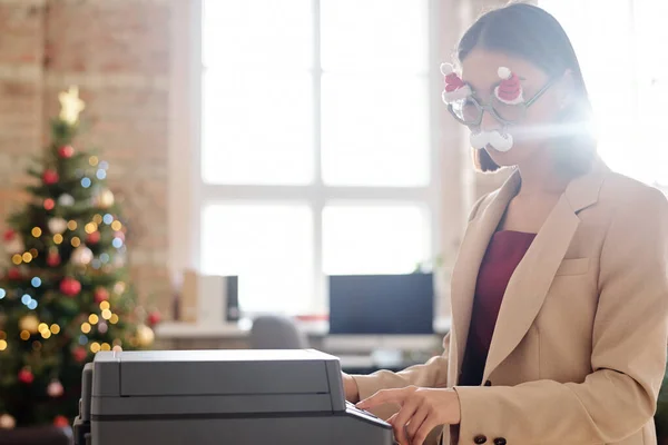 Жіночий Офісний Працівник Різдвяних Окулярах Білими Вусами Стоїть Машині Xerox — стокове фото