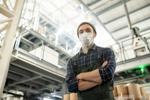 Jonge Serieuze Mannelijke Werknemer Van Grote Fabriek Werkkleding Beschermend Masker — Stockfoto