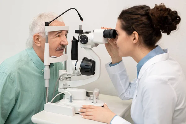 Mladá Brunetka Žena Oftalmolog Whitecoat Pomocí Lékařského Vybavení Klinikách Při — Stock fotografie