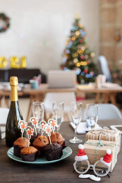 Grupp Välsmakande Hemmagjorda Muffins Med Små Julkort Tallriken Omgivna Flaska — Stockfoto