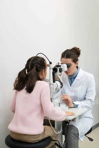 Junge Augenärztin Weißen Kittel Mit Medizinischem Gerät Bei Der Sehkontrolle — Stockfoto