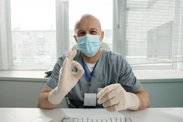 Calvo Maturo Clinico Maschile Lavoratore Del Laboratorio Medico Indumenti Protettivi — Foto Stock