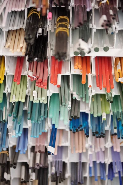 Çağdaş Zanaatkârların Atölyesinde Lamba Çalışması Için Uzun Cam Çok Renkli — Stok fotoğraf