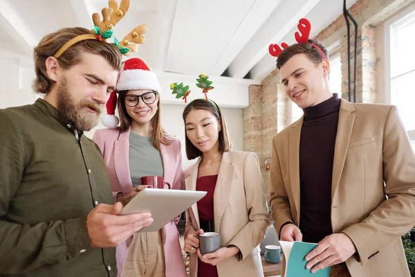 Güncel Kıyafet Xmas Saç Bantlı Bir Grup Çağdaş Ofis Yöneticisi — Stok fotoğraf