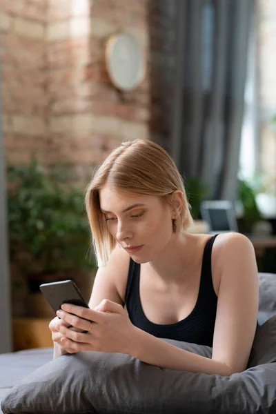 Joven Mujer Rubia Descansada Con Mensajes Texto Teléfonos Inteligentes Desplazamiento —  Fotos de Stock