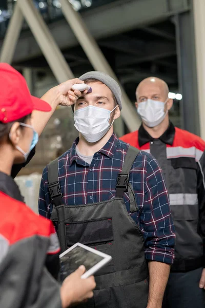 Trabajador Médico Joven Uniforme Máscara Protectora Medición Fijación Base Datos —  Fotos de Stock