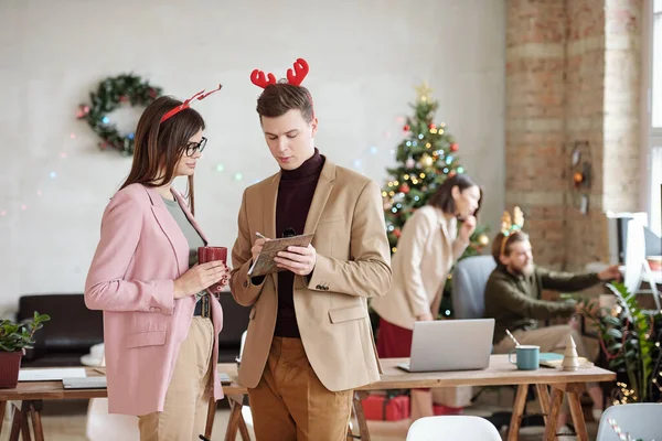 Xmas Başlıklı Genç Işadamı Notlar Alıyor Iki Tasarımcıya Karşı Çay — Stok fotoğraf