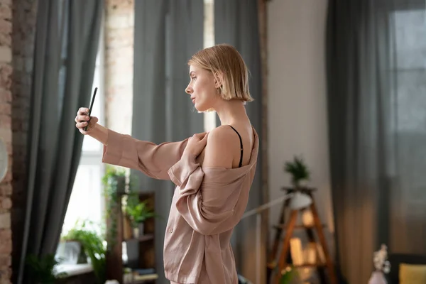 Blondes Mädchen Schwarzer Dessous Und Beigem Pyjama Steht Vor Großem — Stockfoto