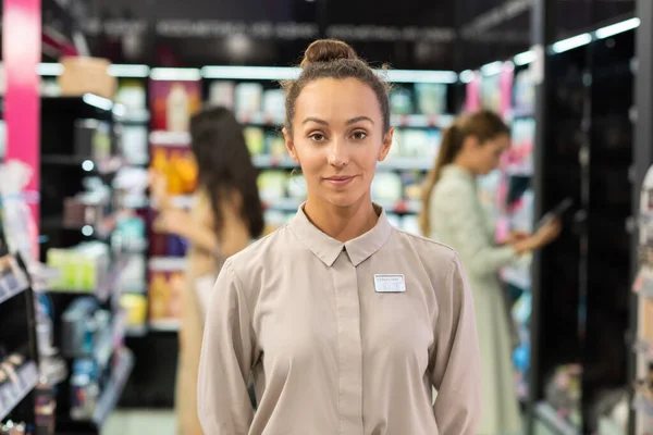 Joven Consultora Femenina Contemporánea Gran Supermercado Belleza Frente Cámara Frente —  Fotos de Stock