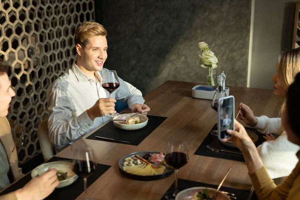 Glücklicher Junger Eleganter Mann Mit Einem Glas Rotwein Der Beim — Stockfoto