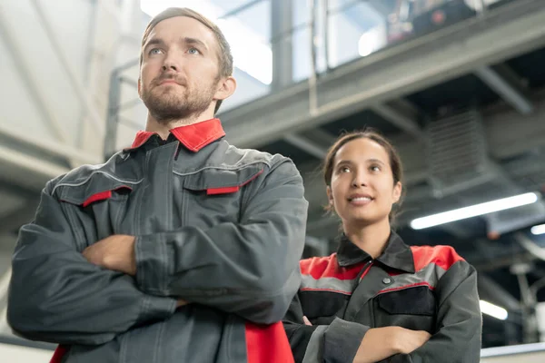 Due Giovani Lavoratori Successo Che Incrociano Braccia Petto Mentre Trovano — Foto Stock