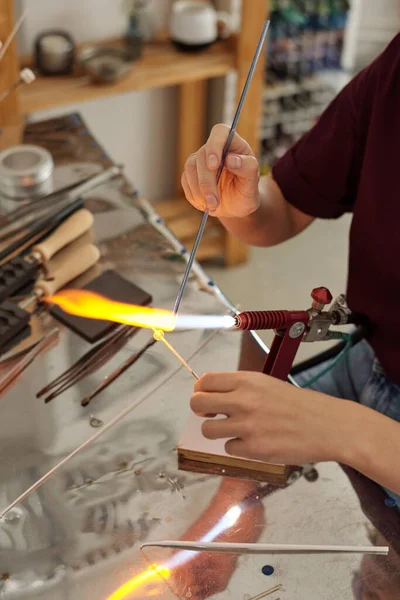 Handen Van Eigentijdse Vrouwelijke Ambachtelijke Zitten Door Werkplek Brandende Stok — Stockfoto