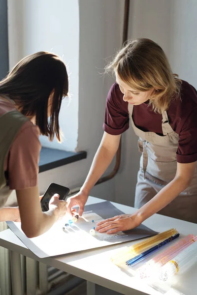 Junge Blonde Frau Beugt Sich Über Den Tisch Und Legt — Stockfoto