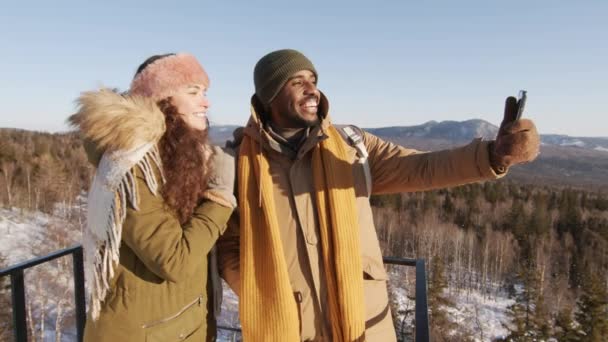 Mittlere Zeitlupenaufnahme Eines Fröhlichen Multiethnischen Paares Das Ein Selfie Mit — Stockvideo