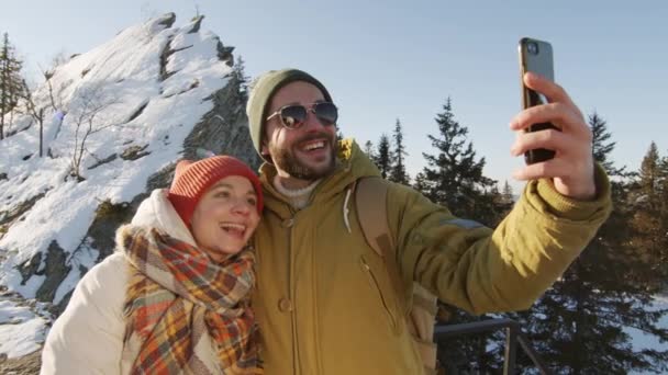 Średnie Ujęcie Szczęśliwej Młodej Kaukaskiej Pary Ciepłej Odzieży Robiącej Selfie — Wideo stockowe