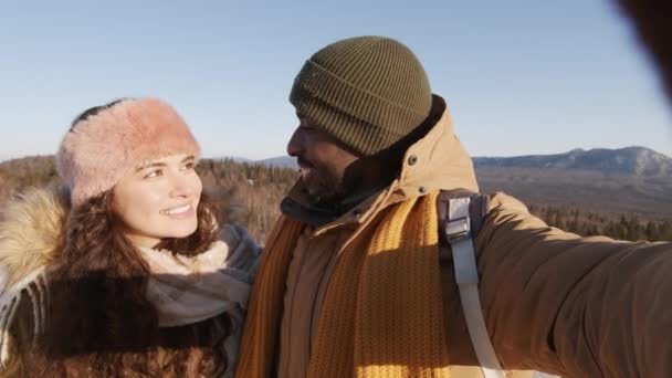 Pov Slow Tiro Jovem Feliz Casal Multi Étnico Tomando Selfie — Vídeo de Stock