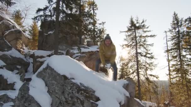 Full Slow Motion Záběr Veselý Muž Stojící Kopci Házet Sníh — Stock video