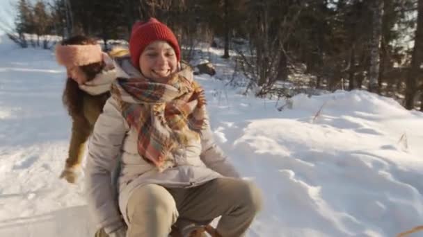 Ruční Pomalý Záběr Dvou Veselých Bělošek Hrajících Sněhové Koule Smějících — Stock video