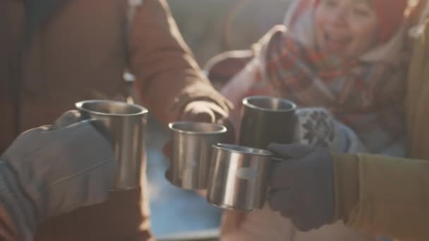 Група Друзів Кмітливі Металеві Чашки Гарячими Напоями Стоять Вулиці Сонячний — стокове відео