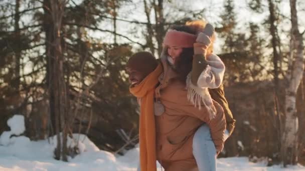 Médio Slow Motion Tiro Feliz Caucasiano Mulher Equitação Namorado Ombros — Vídeo de Stock