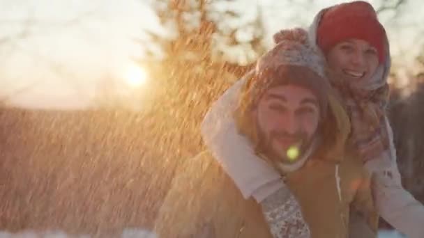 Médio Close Retrato Alegre Casal Caucasiano Sorrindo Sob Queda Neve — Vídeo de Stock