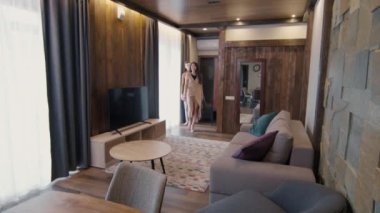 Çok ırklı mutlu çiftin otel odasına girerken etrafa gülümseyerek bakınışlarının yavaş çekim görüntüleri.