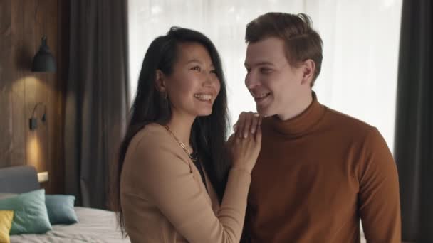 Medium Slow Motion Close Van Jong Multi Etnisch Paar Glimlachend — Stockvideo