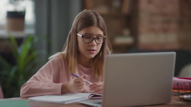 Close Médio Menina Caucasiana Usando Óculos Sentados Mesa Casa Tendo — Vídeo de Stock