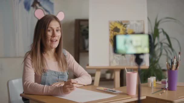 Tiro Médio Animada Jovem Professora Desenho Usando Maquiagem Mouse Orelhas — Vídeo de Stock
