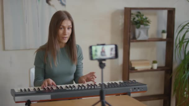 Medium Shot Insegnante Musica Femminile Sorridente Che Suona Tastiera Casa — Video Stock