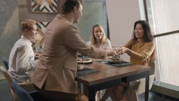 Medium Skott Ung Man Ger Presentförpackning Med Bilnycklar Till Sin — Stockvideo