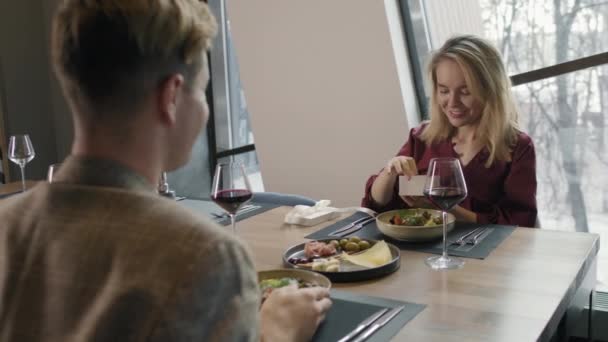 Schouder Beelden Van Mooie Jonge Blanke Meisje Openen Geschenkdoos Met — Stockvideo