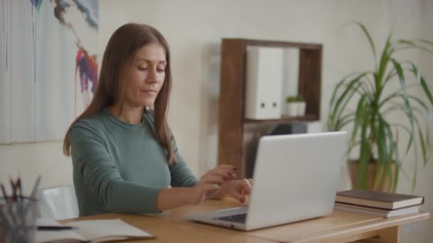 Средний Снимок Белой Женщины Сидящей Столом Открывающей Ноутбук Начинающей Онлайн — стоковое видео