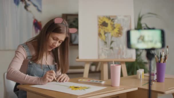 Средний Снимок Счастливой Женщины Мышиным Макияжем Ушами Работающей Дети Рисуют — стоковое видео
