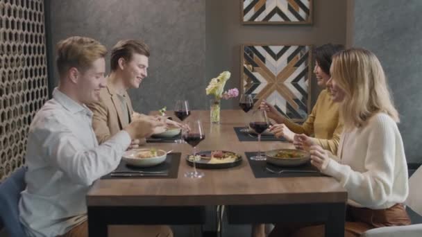 Mediana Slow Shot Feliz Grupo Amigos Cenando Juntos Comiendo Bebiendo — Vídeos de Stock