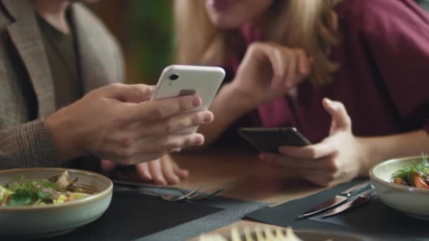 Fotografier Oigenkännliga Par Som Använder Smartphones När Äter Middag Restaurang — Stockvideo