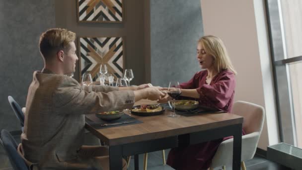 Plan Moyen Jeune Couple Romantique Dînant Restaurant Homme Donnant Boîte — Video