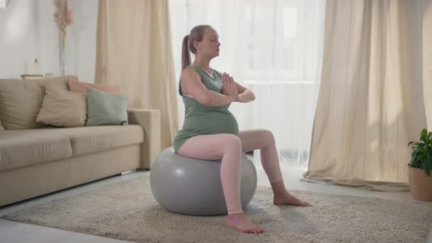 Full Slow Motion Shot Snygg Förväntansfull Kvinna Sportkläder Sitter Fitball — Stockvideo