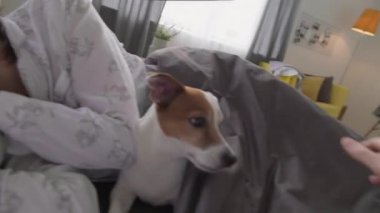 Tanınmayan bir adam ve kız arkadaşı uyuyakalmış. Alarm saatini kapatmış. Kalkıp bavullarını hazırlamaya başlamış.