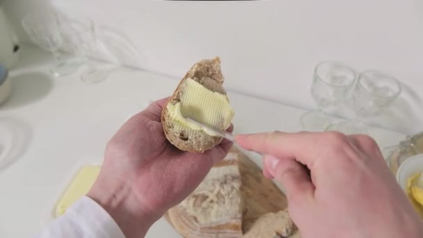 Pov Nerozpoznatelných Mužských Rukou Vařící Snídani Máslo Čerstvý Plátek Chleba — Stock video