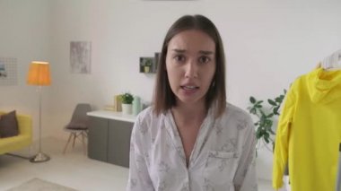 Bir sürü stresli genç kız bağırıyor, erkek arkadaşıyla tartışıyor, evde duygusal olarak el kol hareketi yapıyor.