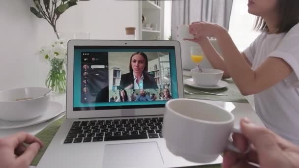 Mutfak Masasında Oturan Ortaklarıyla Sohbet Eden Kız Arkadaşıyla Kahvaltı Eden — Stok video