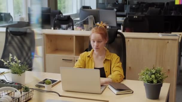 Medium Slow Motion Footage Young Concentrated Woman Sitting Desk Modern — Stock Video