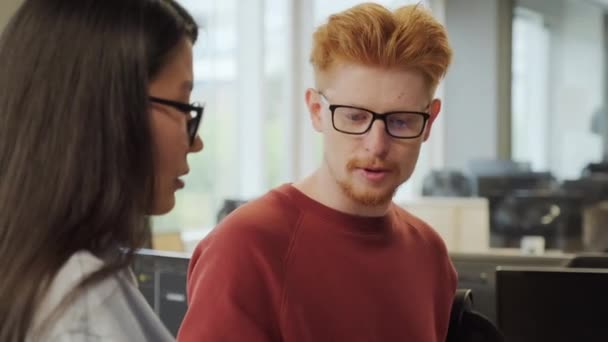 Medium Close Young Red Haired Male Office Worker Inspiringly Talking — Stock Video