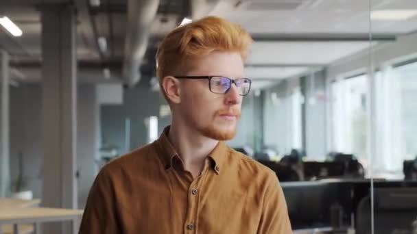 Tracking Close Serious Red Haired Man Glasses Walking Modern Open — Stock Video