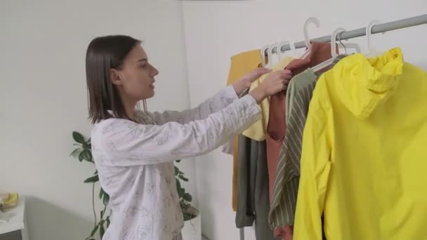 Pov Homem Irreconhecível Ajudando Sua Namorada Vestir Escolhendo Roupas Que — Vídeo de Stock