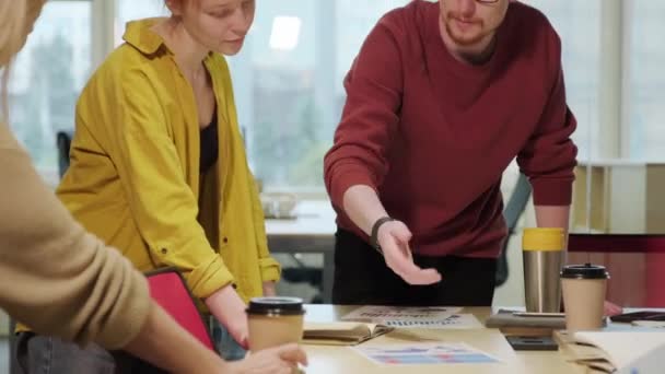 Modern Ofisteki Yerinde Birlikte Beyin Fırtınası Yapan Yaratıcı Fikirleri Paylaşan — Stok video