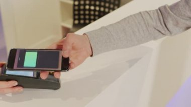 Tanımlanamayan bir adamın, termal havuz ziyareti için erişimi olmayan bir kartla akıllı telefonu dinlemesi yavaş çekimde.