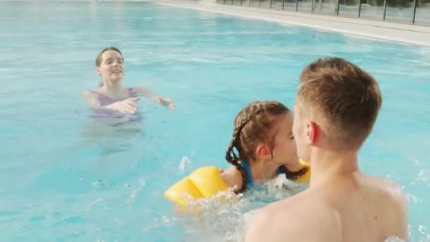 Mittlere Zeitlupenaufnahmen Von Glücklichen Eheleuten Die Sich Thermalbad Vergnügen Ihre — Stockvideo