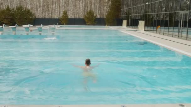 Полная Замедленная Съемка Человека Плавающего Открытом Термальном Бассейне Воссоздающего Одиночку — стоковое видео